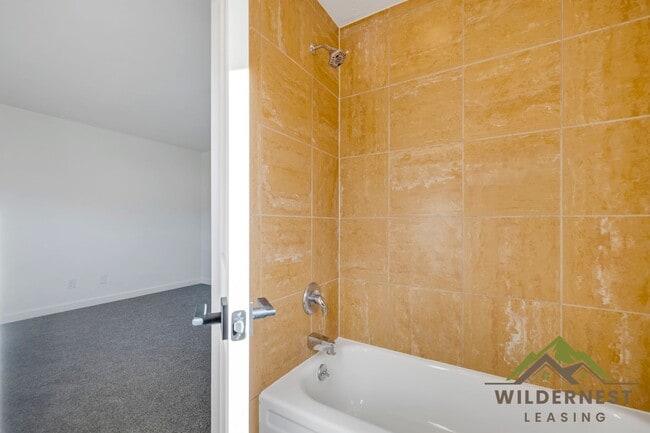 Building Photo - Fully Updated 3 Bedroom/ 3 Bath Peaceful Condo