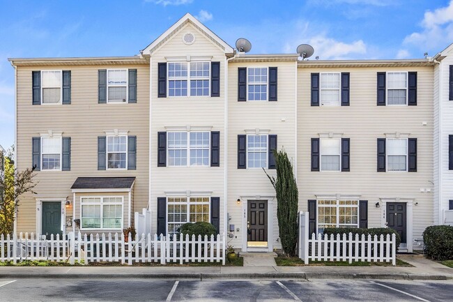 AVAILABLE NOW! COME SEE THIS GREAT TOWNHO... - AVAILABLE NOW!  COME SEE THIS GREAT TOWNHO...