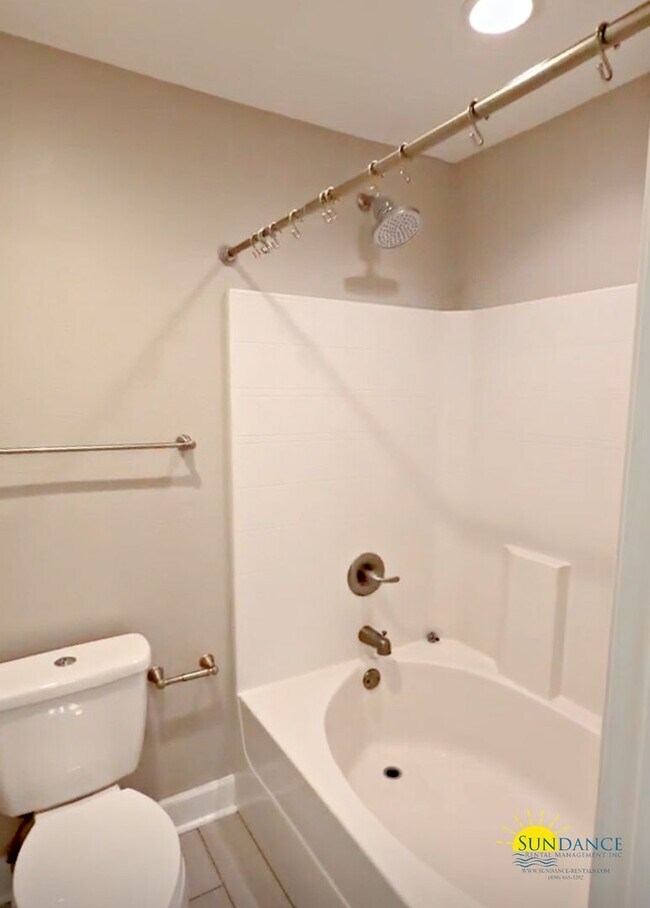 Building Photo - Beautiful 3-Bedroom Pool Home in Destin – Lawn & Pool Service Included!