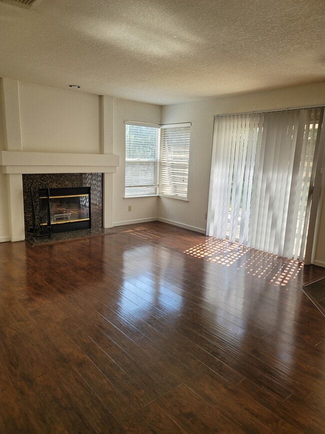 Building Photo - 1709 Evergreen Dr