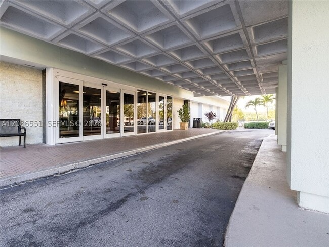 Building Photo - 500 Bayview Dr