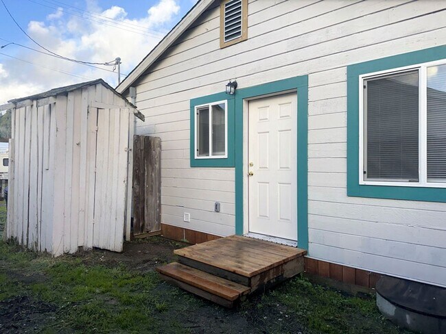 Building Photo - 745 Ireland St