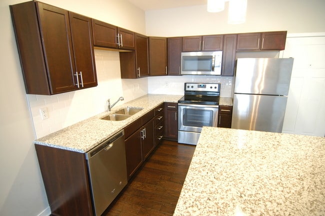Building Photo - 2 Bedroom in Solo East Condos of Nashville!!