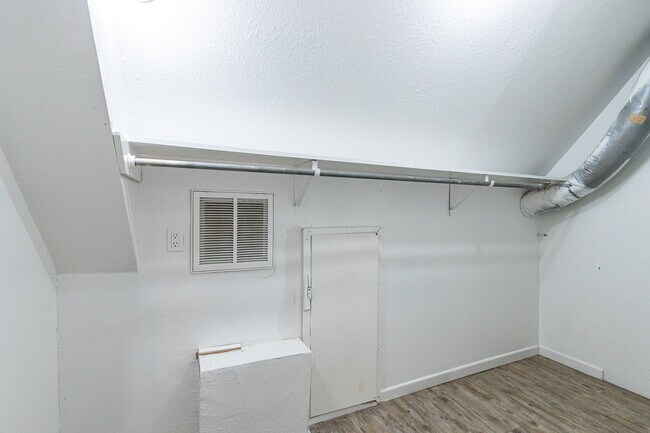 Building Photo - Large 2 story Home