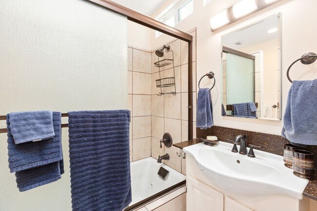 Building Photo - West Hills Home - Peaceful Semi-Rural Living