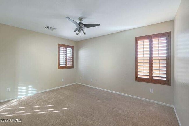 Building Photo - Beautiful 5 bedroom w/pool!