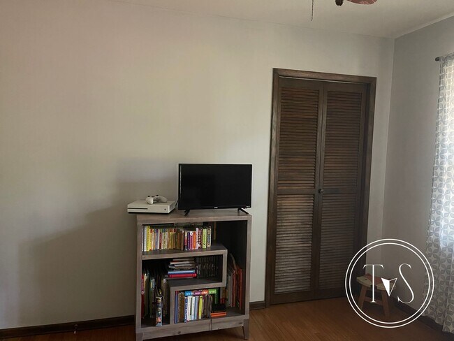 Building Photo - RATE DROP ALERT! (was $2800/month)
