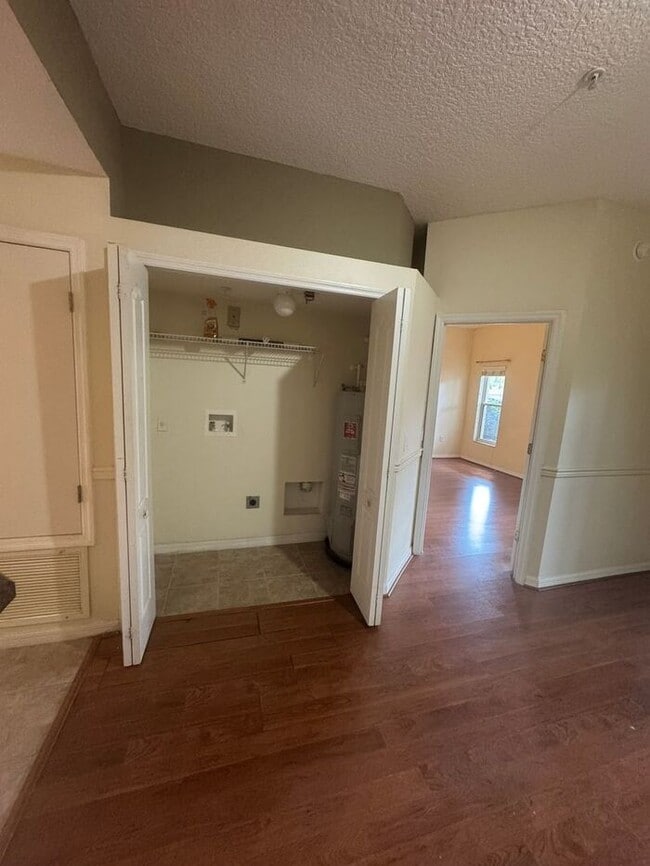 Building Photo - 3 Bedroom 2 Bath - Lovely and Cozy Condo f...