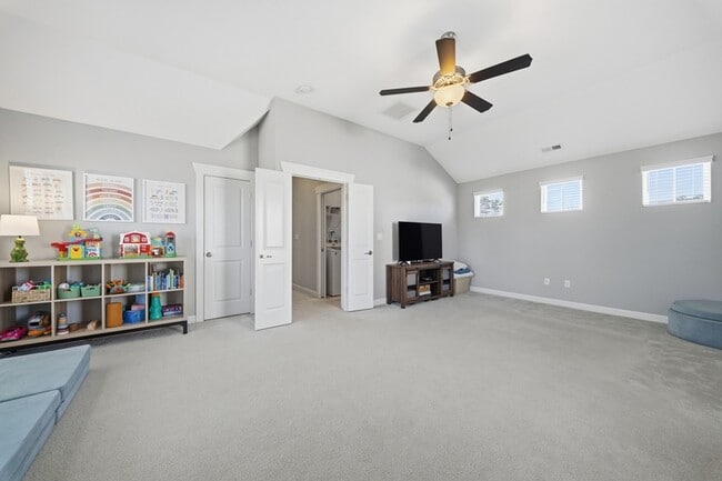 Building Photo - 1824 Hazelwood Rd