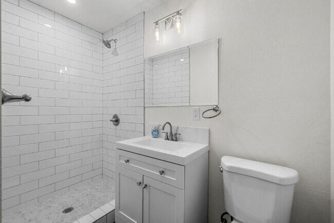 Building Photo - Up to $1400 off 1st month!! Vista - 3 bed/...