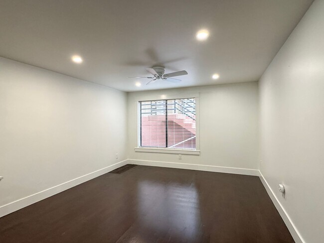 Building Photo - Great Location! Northlake 2bd/1bth Condo, ...