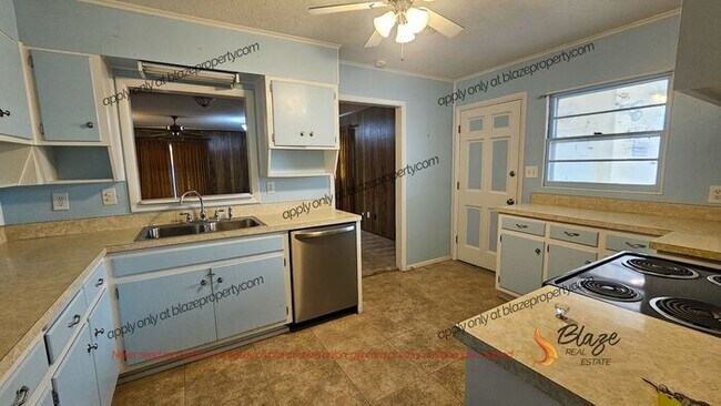 Building Photo - 4 bedroom 2 bathroom home in Lawndale read...