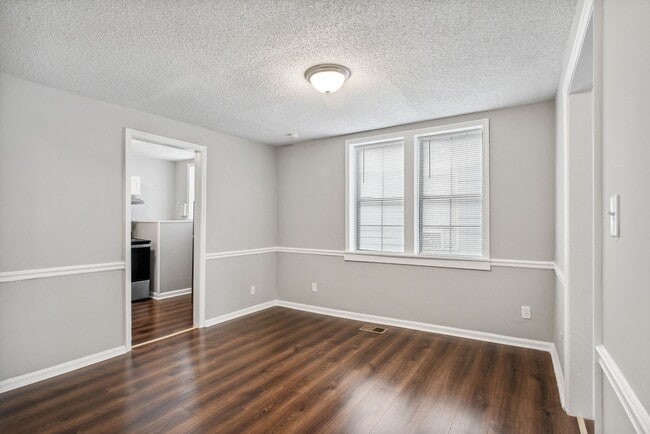 Building Photo - Large Near Downtown 3BR/1BA House For Rent