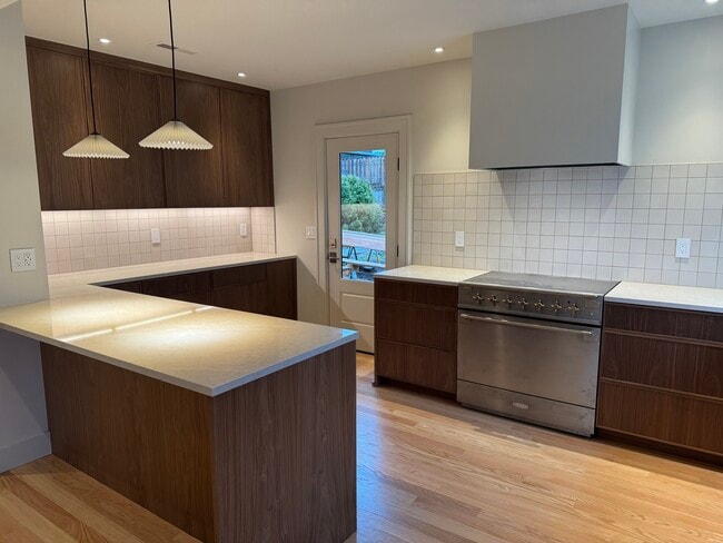 Building Photo - 2034 SE 28th Pl