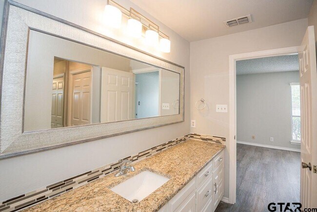 Building Photo - 5811 Hollytree Dr