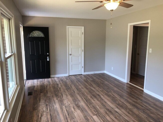 Building Photo - SHOWING FRIDAY 7/18/25 2:30 PM.  3 BEDROOM...