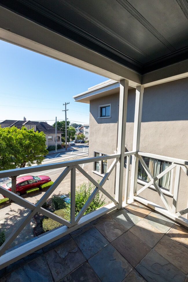 Building Photo - 1030 Ulloa St