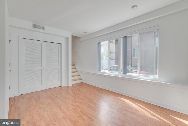 Building Photo - 220 W George St