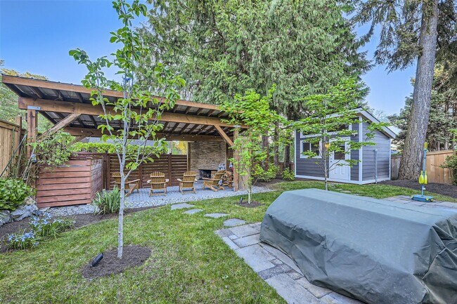 Building Photo - Introducing a spacious 4 bedroom, 2.5 bath...