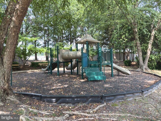 Building Photo - 4852 Eisenhower Ave