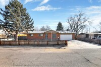 Building Photo - "Spacious 5-Bed Gem on North Dartmouth - M...