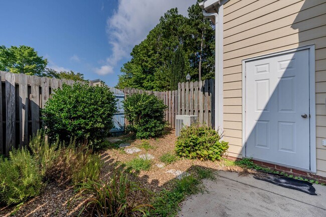 Building Photo - 2 Bed, 2 Bath SW Durham Townhome Near Duke and UNC * Mid or Long Term Rental