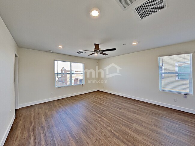 Building Photo - 5944 W Columbine Dr