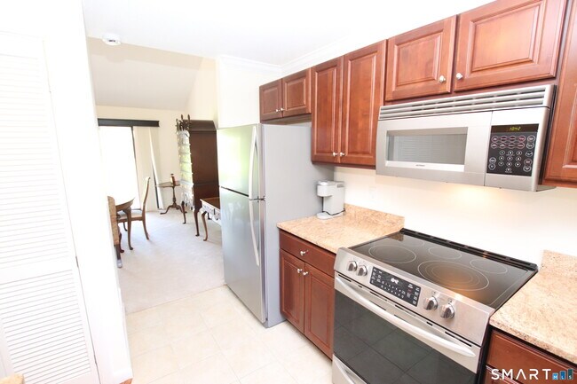 Building Photo - 53 Hollister Way N