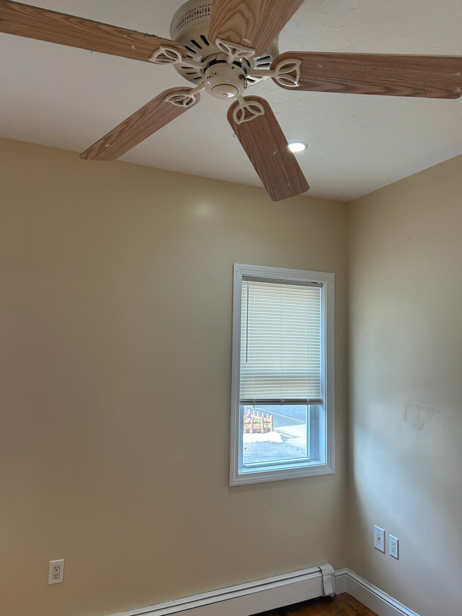 Building Photo - 98 Kirtland St