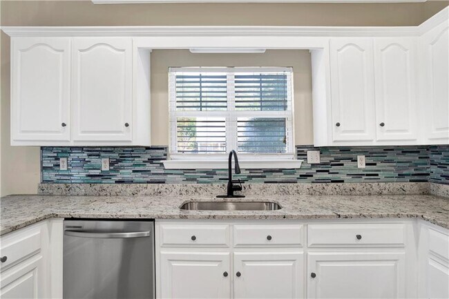 Building Photo - 708 Monarch Dr W