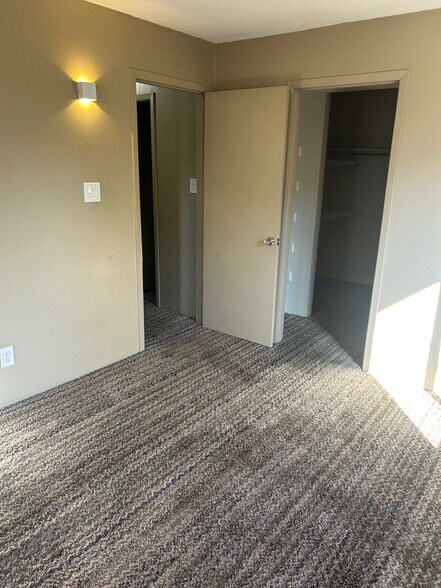 Building Photo - 451 W Yucca Ct