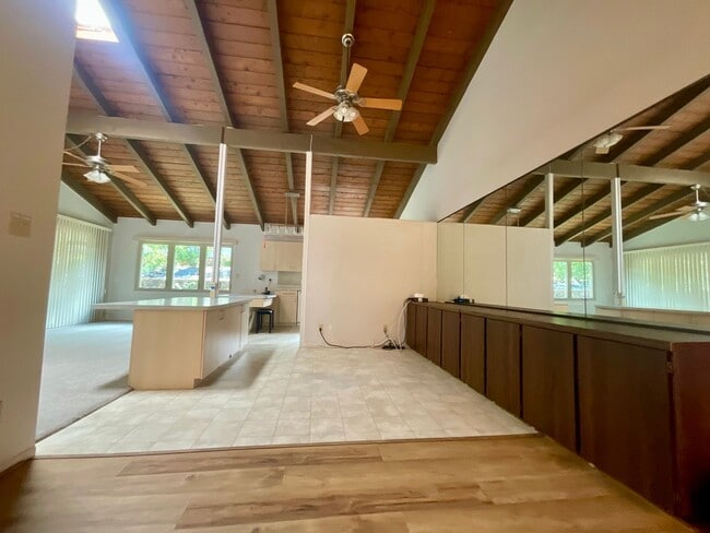 Building Photo - Spacious & Desirable 4/2/2 Single Family H...