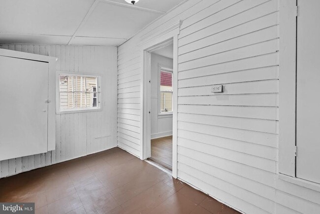 Building Photo - 34 E Hendrickson Ave