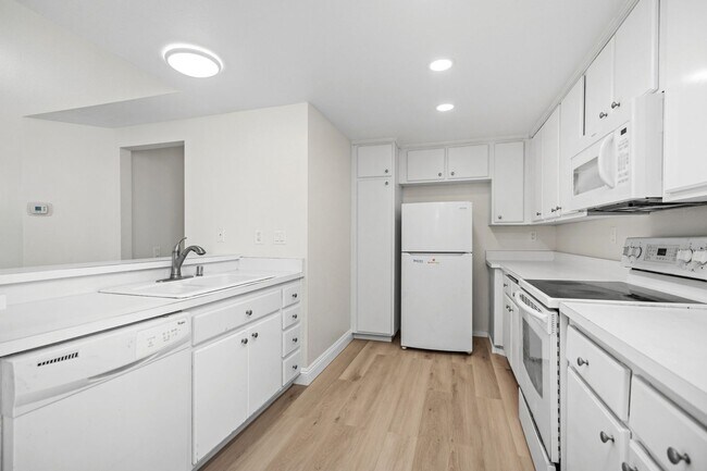 Building Photo - Prime Irvine Living: Bright End Unit Steps from Pool & Parks