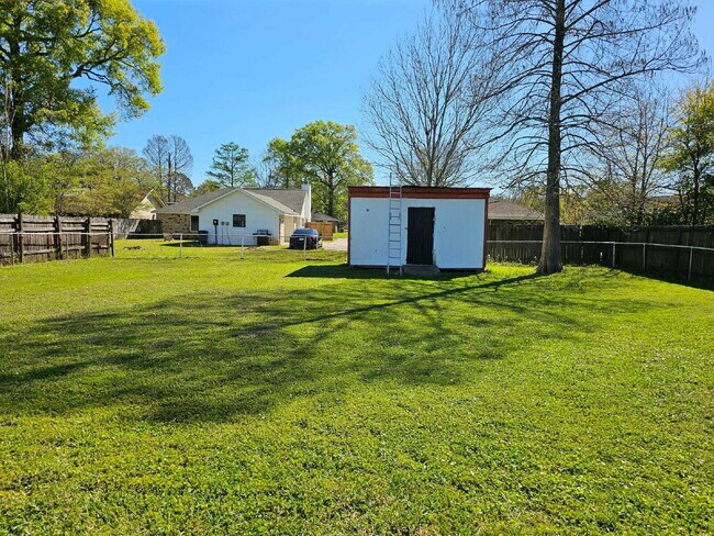 Building Photo - 4BR/2BA Single Family Home in Quiet Neighborhood