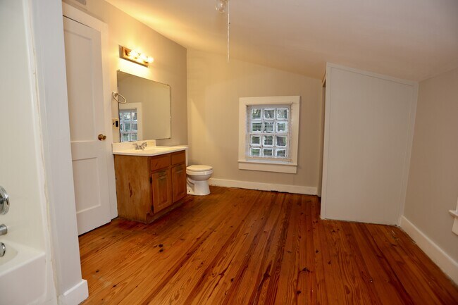 Building Photo - 634 W Bell St