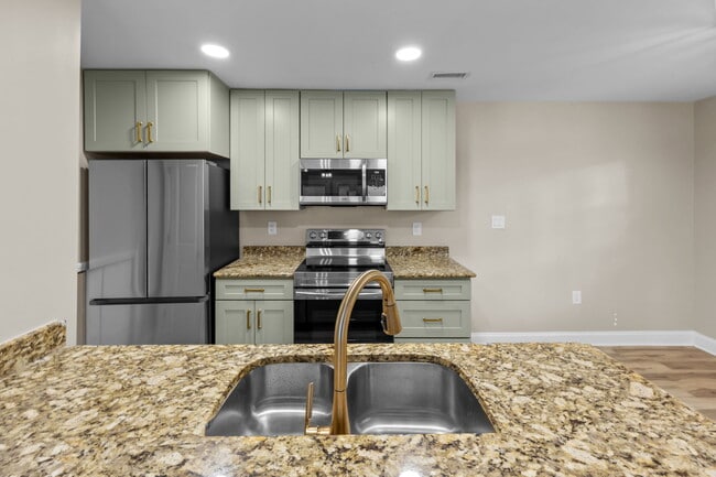 Building Photo - 425 W 8th St