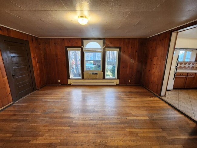 Building Photo - 627 3rd St