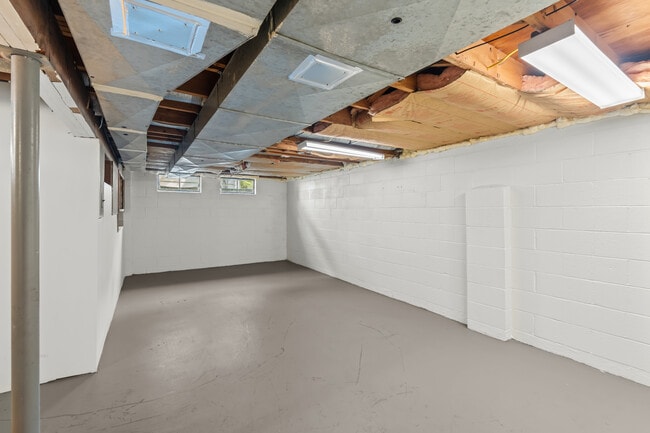 Building Photo - 5323 Winona Dr