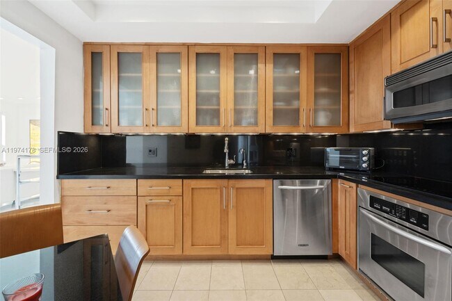 Building Photo - 4925 Collins Ave