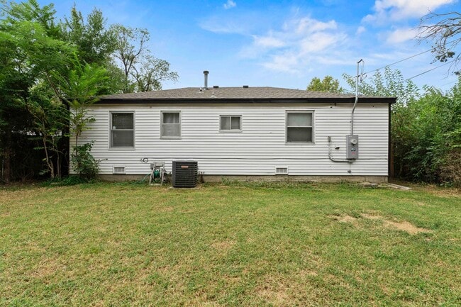 Building Photo - 1616 E Funston St