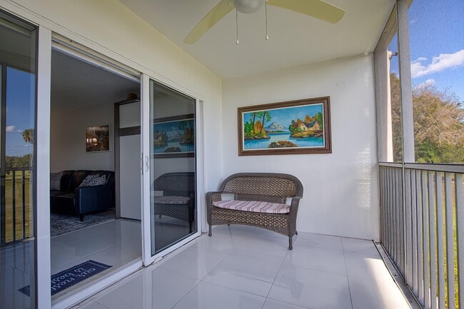 Building Photo - 2950 N Palm Aire Dr