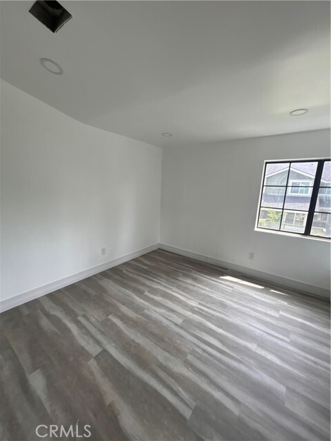 Building Photo - 8786 Knollwood Dr