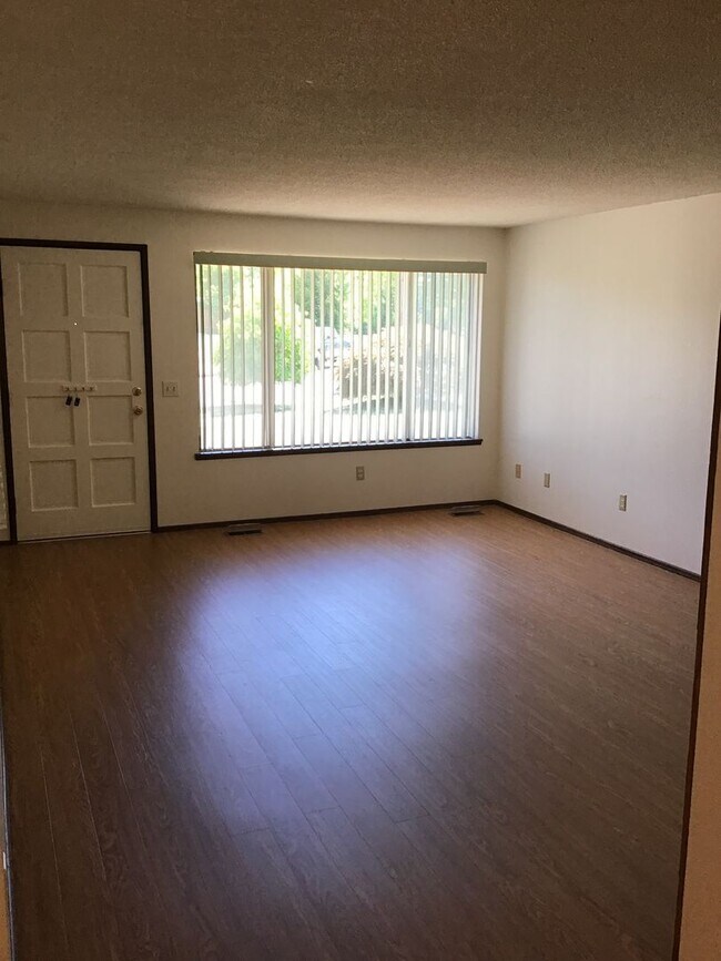 Building Photo - Large 2 bed 1 Bath