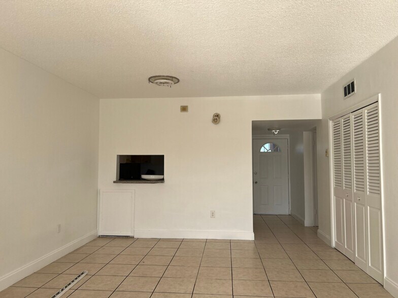 Building Photo - 1591 NE Miami Gardens Dr