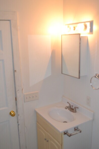 Building Photo - 2115 Hollister Ave