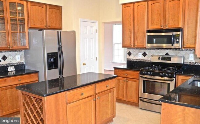 Building Photo - 21323 Village Green Cir
