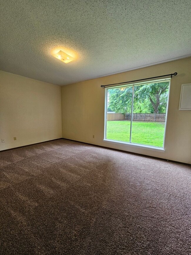 Building Photo - West Norman Duplex Avail NOW!