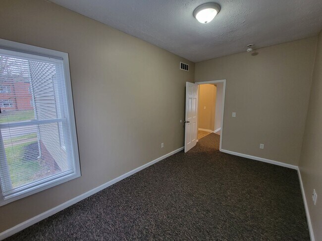 Building Photo - 3 bed, 2 bath. Close to ND