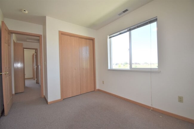 Building Photo - 3Bed 1.5Ba Townhouse with GARAGE! Great Location!